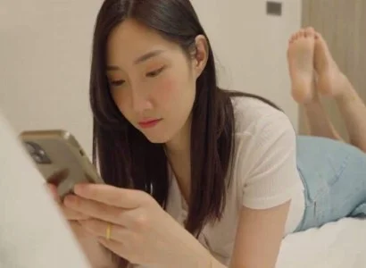 Bà xã ăn vụng với anh nhân viên giao hàng